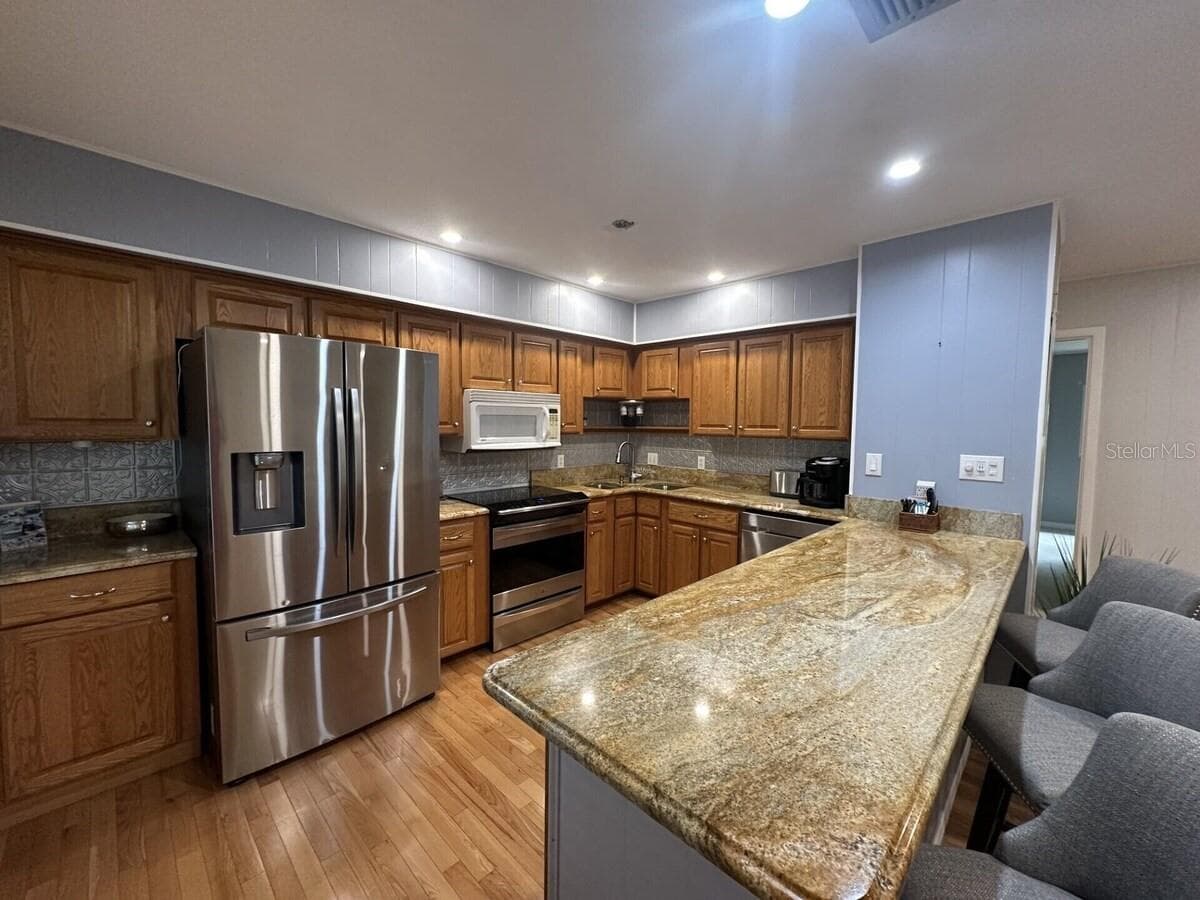 L shaped bar island seating. Great cooking counter space. - 5955 MIDNIGHT PASS RD #21E, SARASOTA