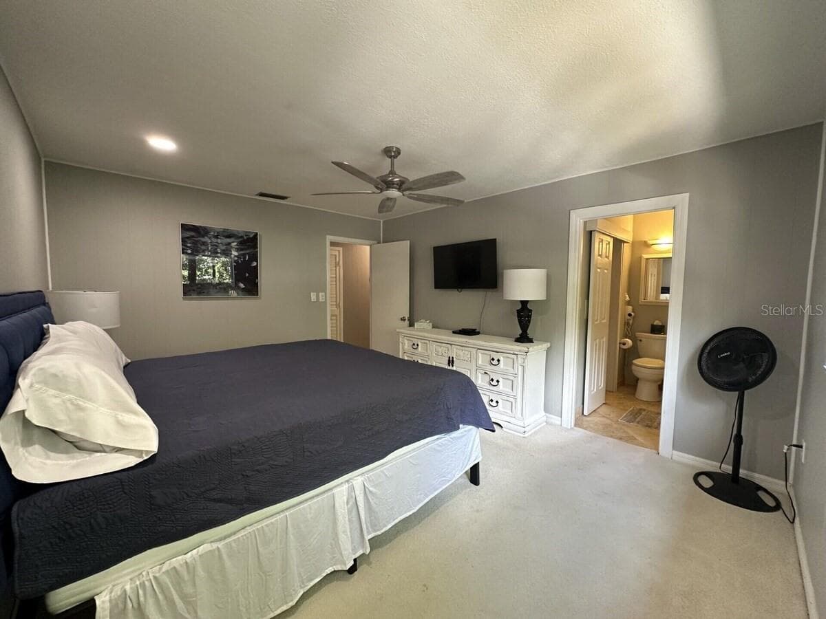 Bedroom #1 with bathroom access. - 5955 MIDNIGHT PASS RD #21E, SARASOTA