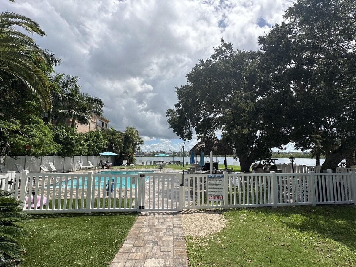 Large pool. - 5955 MIDNIGHT PASS RD #21E, SARASOTA