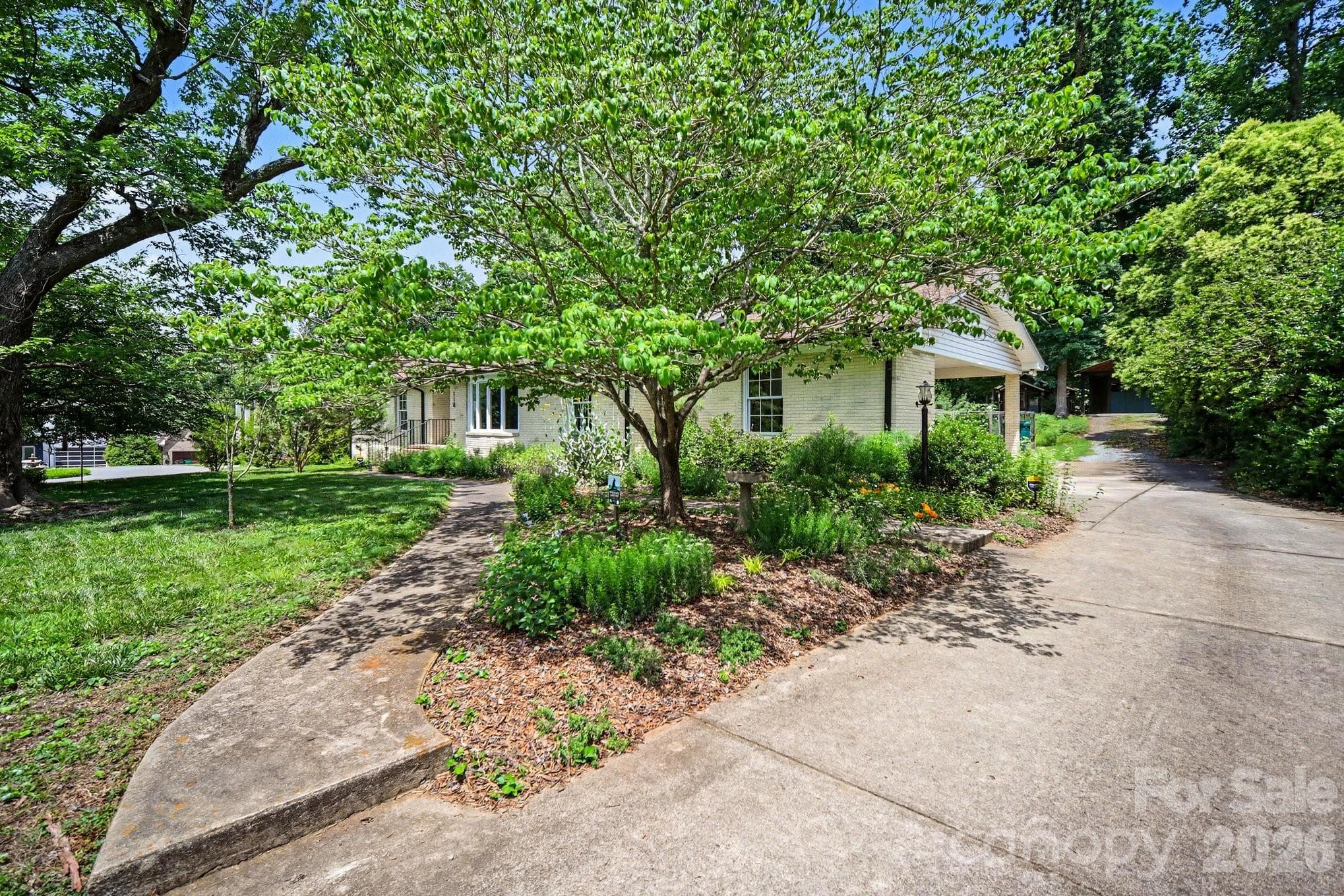 Single Family Residence at 118 Lutomma Circle, Charlotte, photo 4 of 39