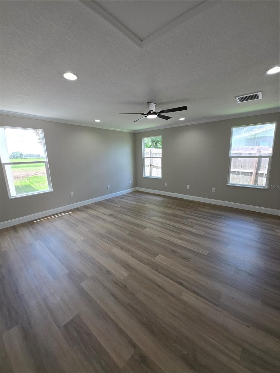 Large master bedroom. - 37406 VISTA DR, DADE CITY