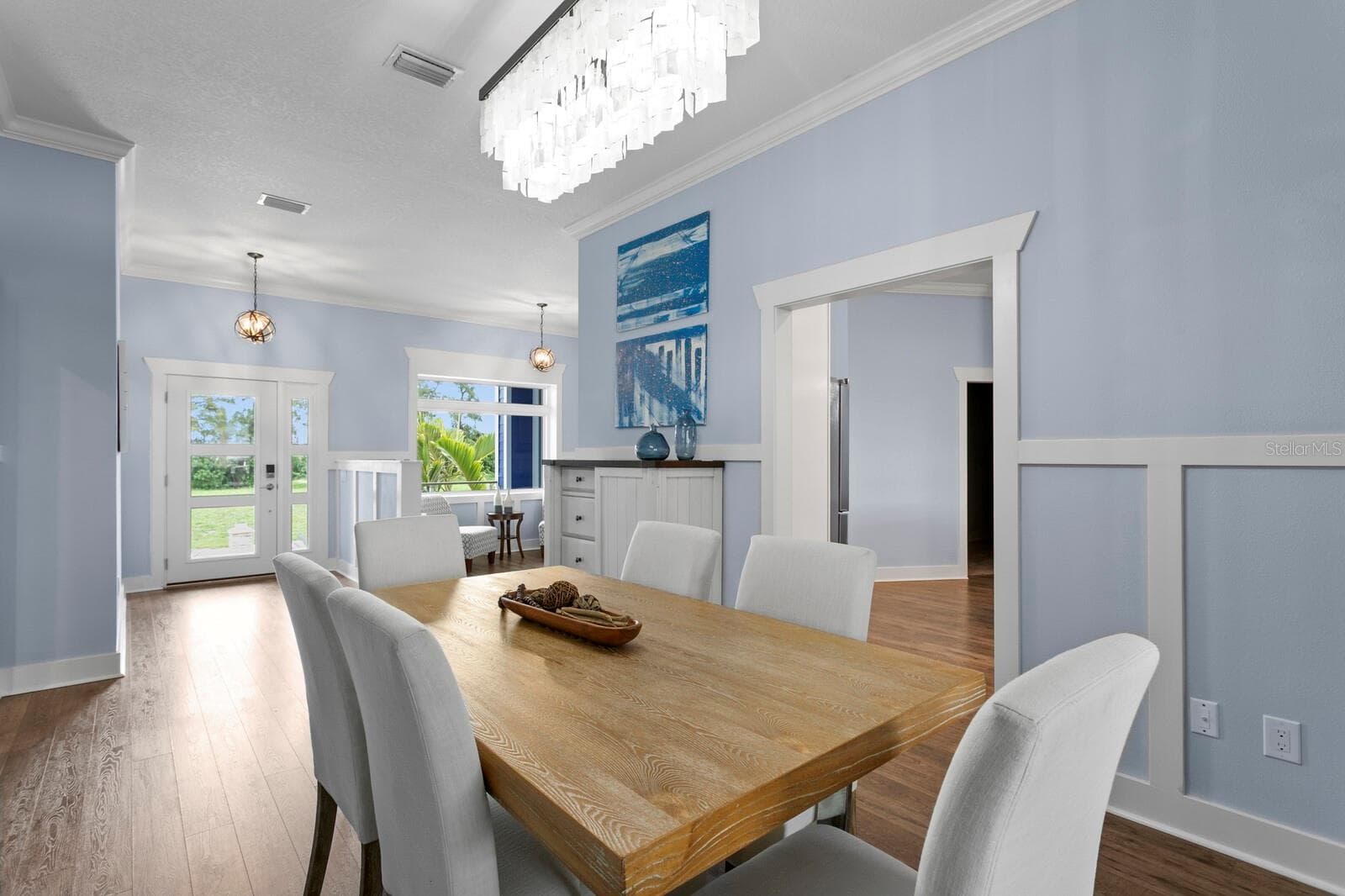 10' ceilings and crown molding throughout. Home freshly painted - 704 EAGLE LN, APOLLO BEACH