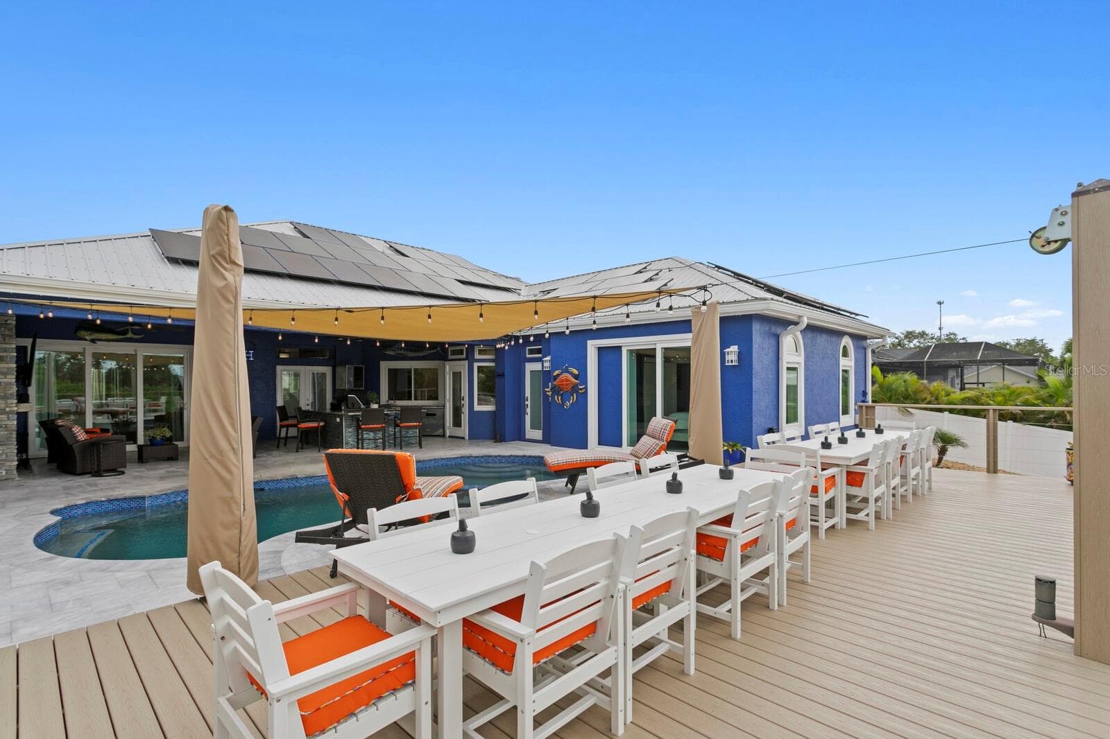 Deck features two large shade umbrellas bolted into deck - 704 EAGLE LN, APOLLO BEACH