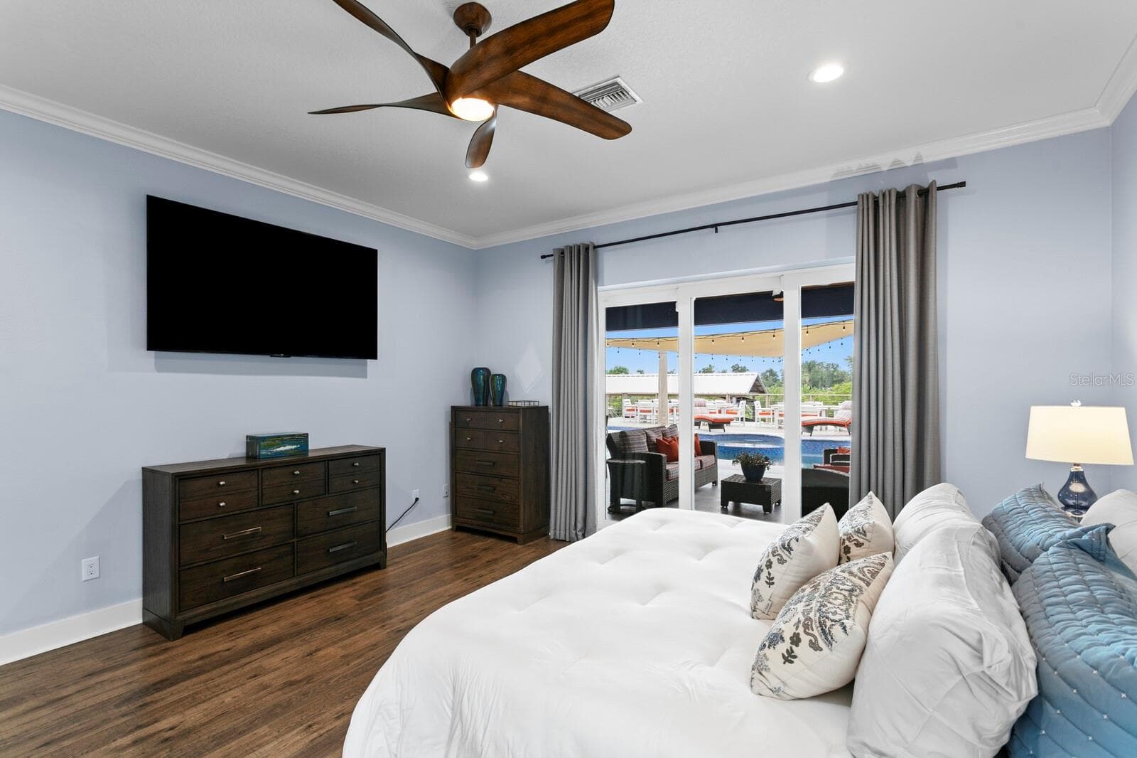 Primary bedroom features ceiling fan and crown molding - 704 EAGLE LN, APOLLO BEACH