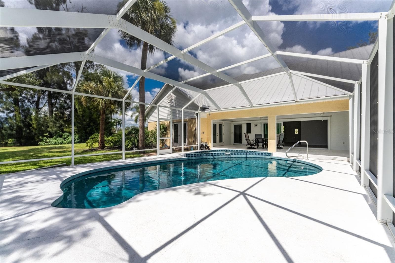 Huge caged area! - 200 S OXFORD DR, ENGLEWOOD
