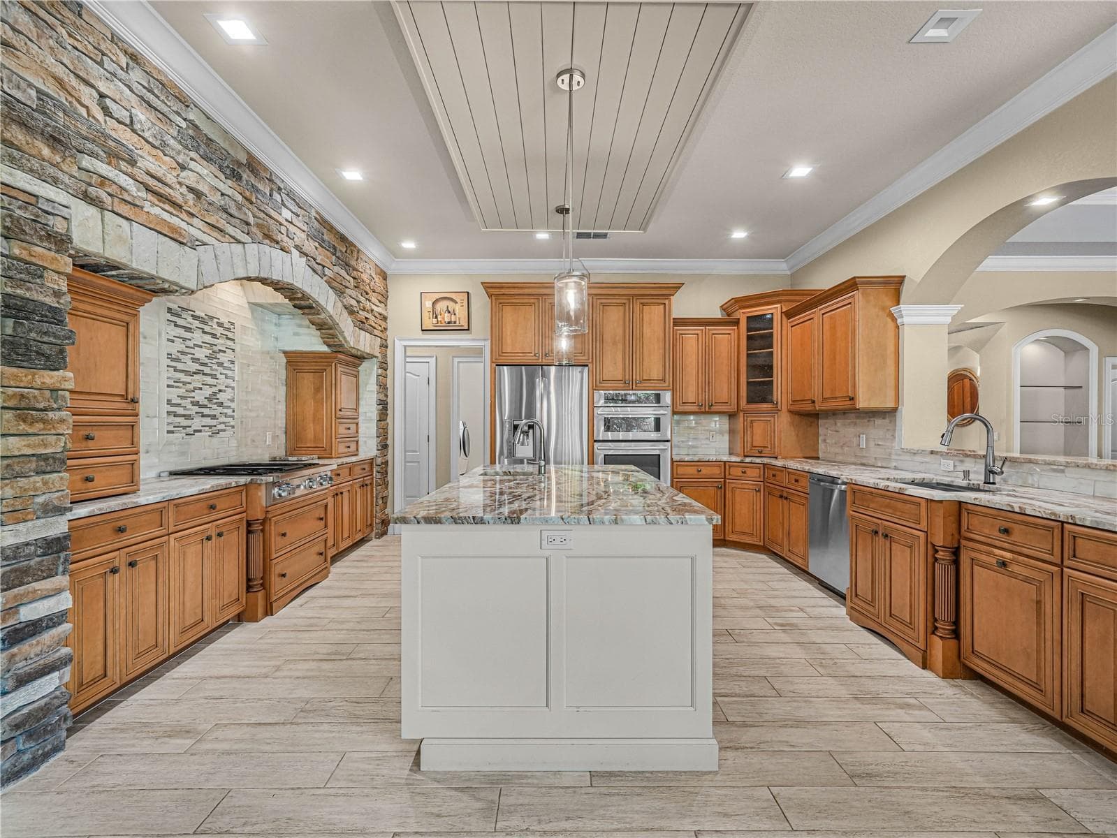 Center Island with ice maker - 6750 LAKELAND HIGHLANDS RD, LAKELAND