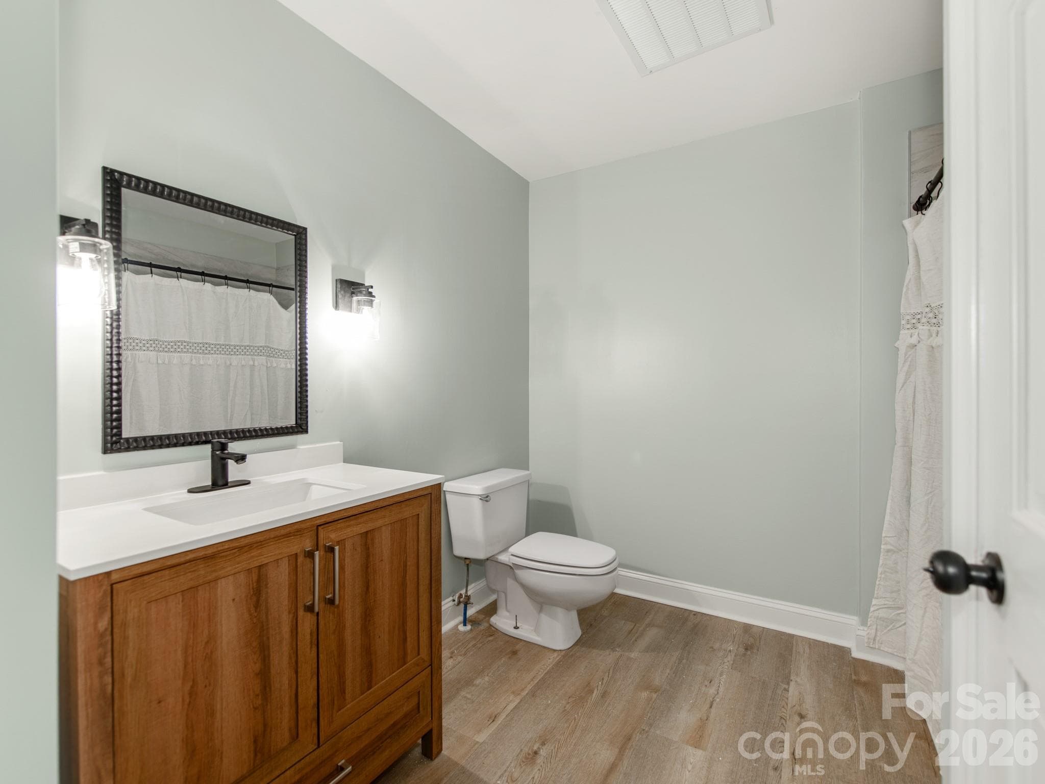 Full Bathroom - 3072 Bethany Street, Claremont