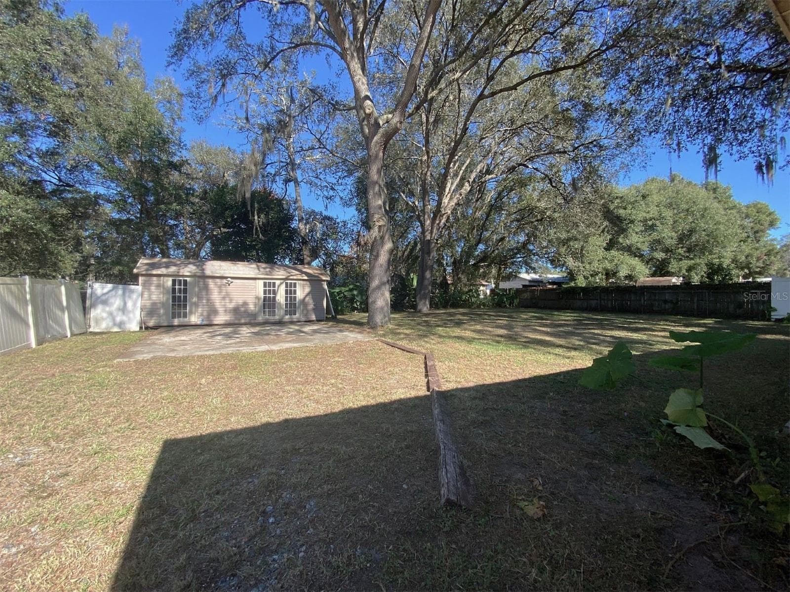 Outbuilding is divided into 2 section. Part is storage and remainder appears to have been a guest or rental unit at some point in the past - 11585 SE 129TH LN, OCKLAWAHA
