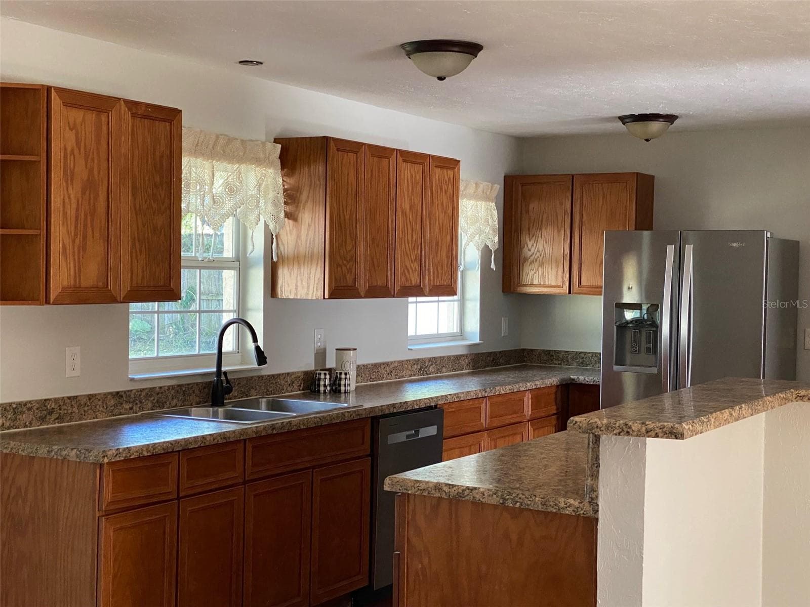 Lots of cabinets and counter space with view backyard - 11585 SE 129TH LN, OCKLAWAHA