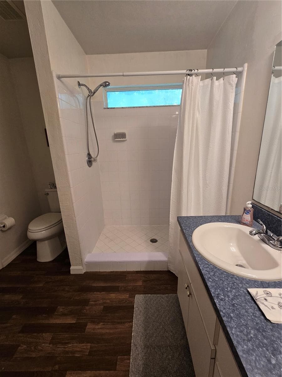 Walk in shower - 13607 NW 135 DR, ALACHUA