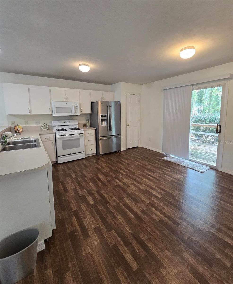 Kitchen dininn area - 13607 NW 135 DR, ALACHUA