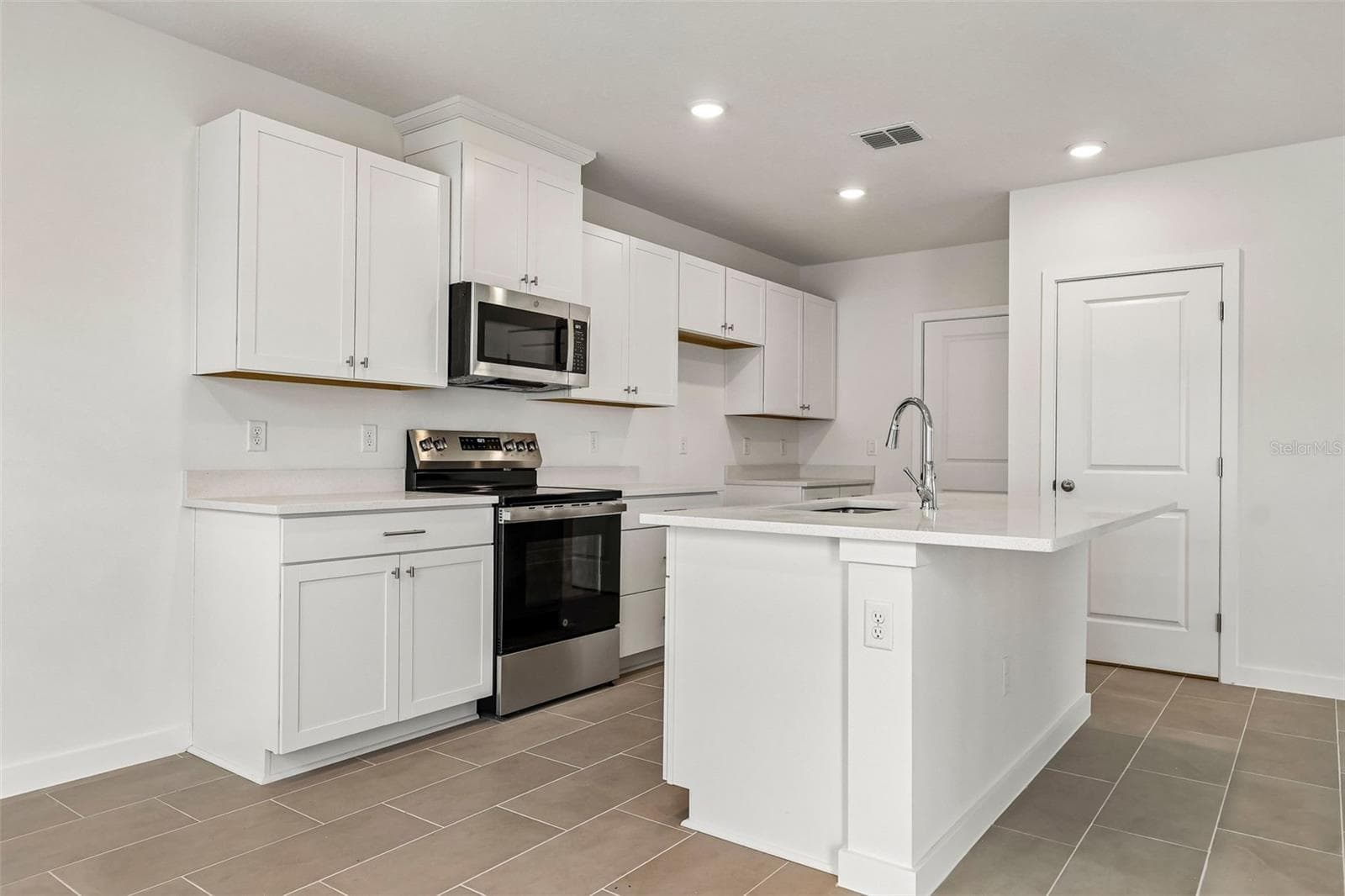 Townhouse at 2712 MEADOW CREST DR, ST CLOUD, photo 10 of 38