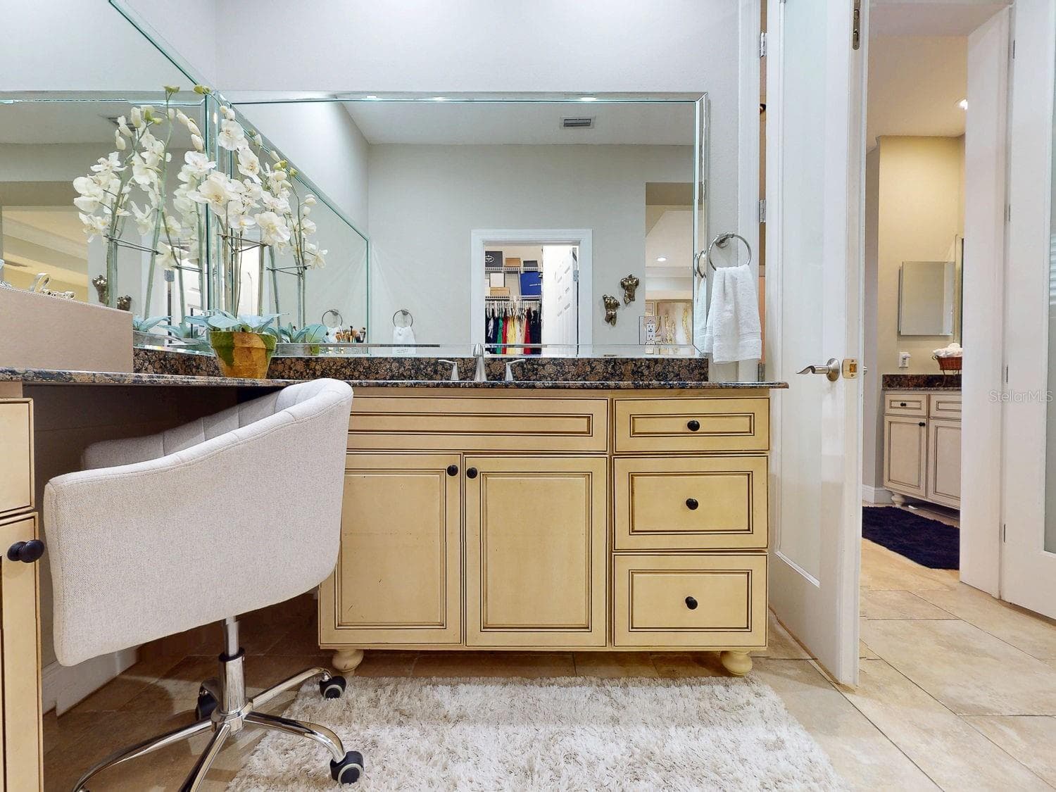 Double Vanity area for getting ready - 116 S HESPERIDES ST, TAMPA