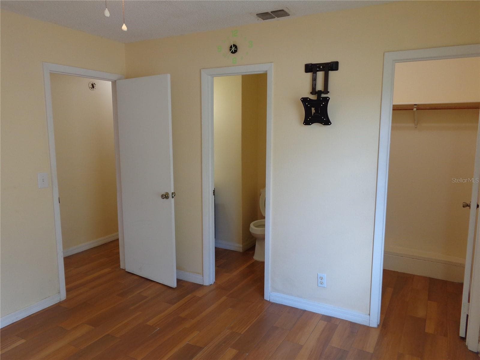 Room 1 - 2305 NE 38TH ST, OCALA
