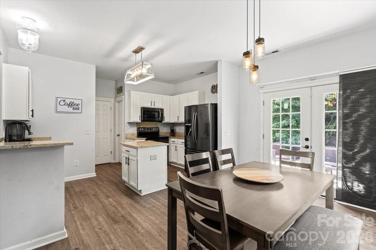 Single Family Residence at 9025 Davis Crossing Court, Charlotte, photo 8 of 24