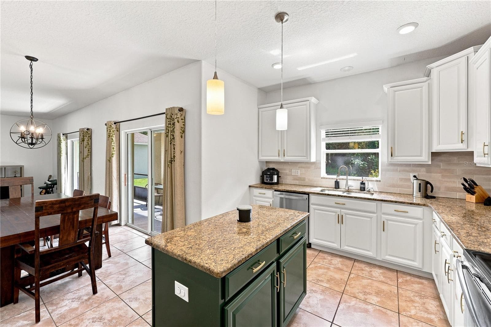 Rare kitchen window brings lots of light in - 16613 MYRTLE SAND DR, WIMAUMA