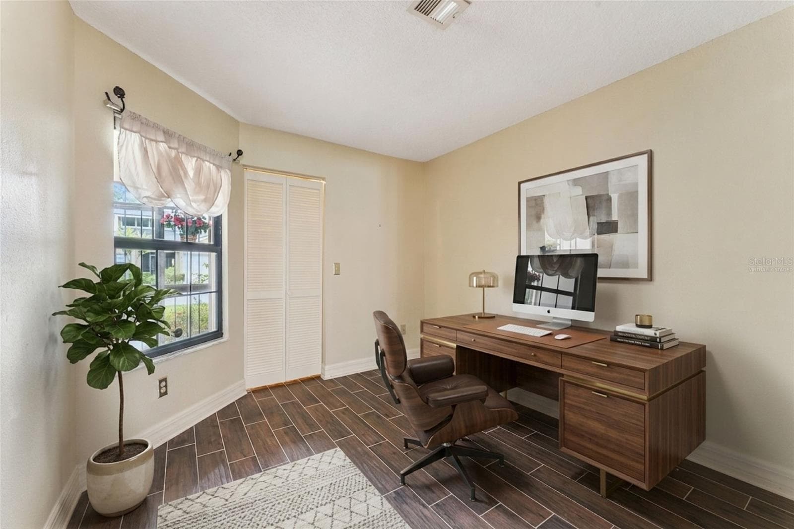 Virtually staged. Office/Bedroom. Off family room. - 2362 SIERRA LN, MAITLAND