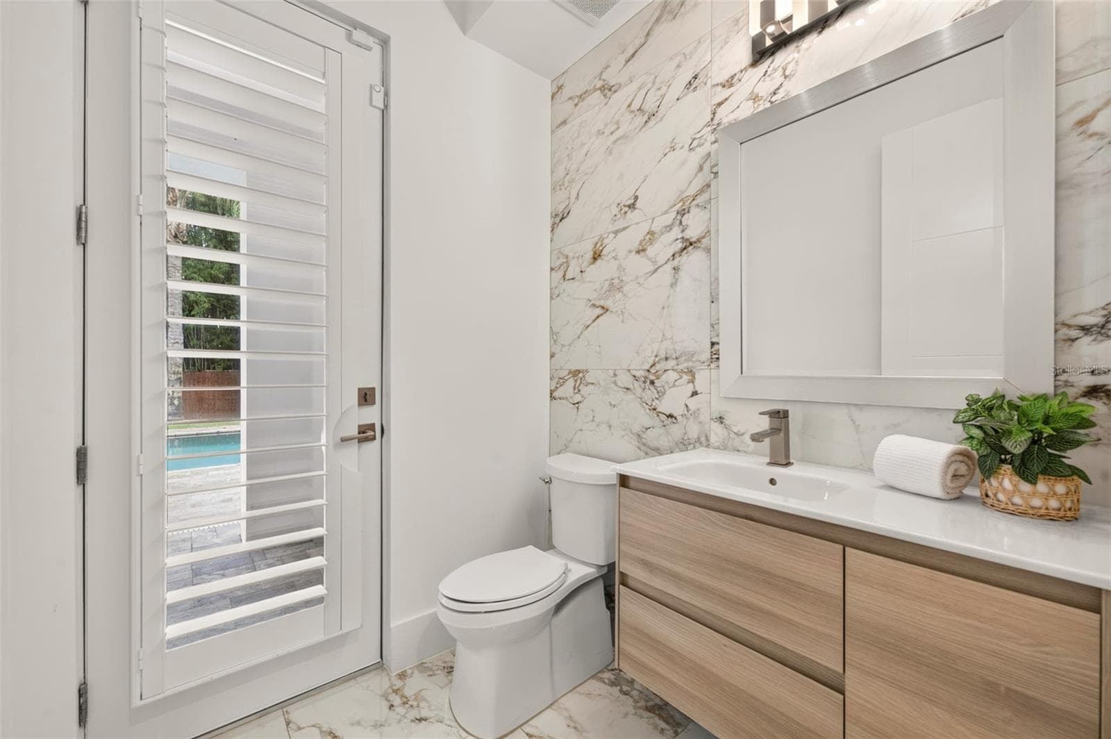 Renovated pool/powder bath with gorgeous floor-to-ceiling tile - 2343 VERSAILLES AVE, WINTER PARK