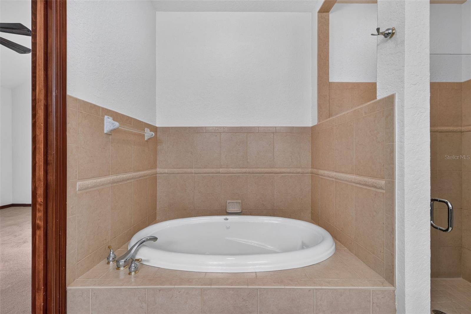 Unwind in the deep soaking tub after a long day, or step into the spacious walk-in shower just steps away. - 4617 ROUND LAKE RD, APOPKA