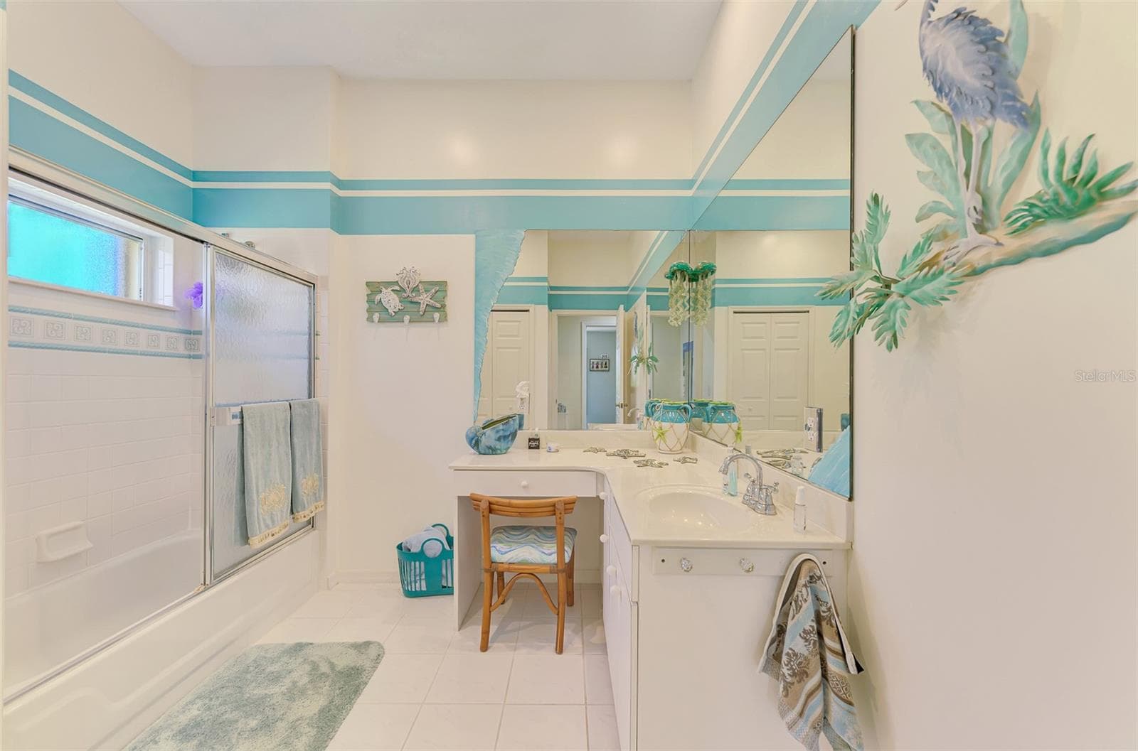 Bathroom with tub - 8252 PARKSIDE DR, ENGLEWOOD