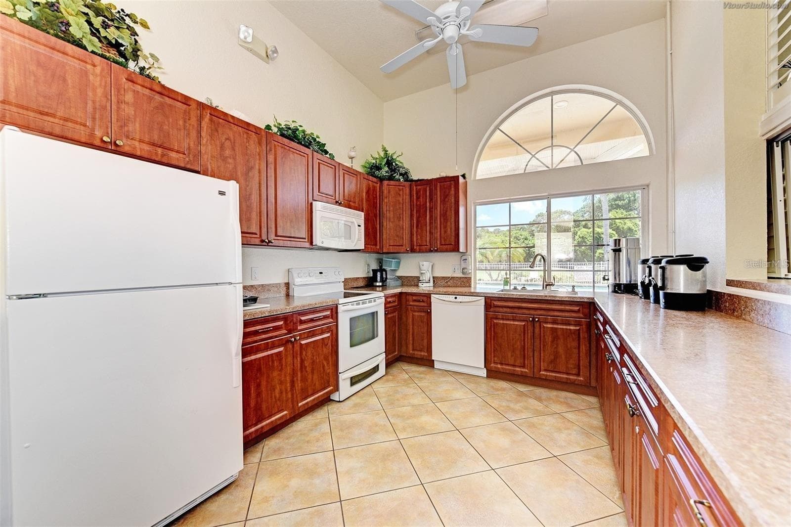 Clubhouse Kitchen - 8252 PARKSIDE DR, ENGLEWOOD