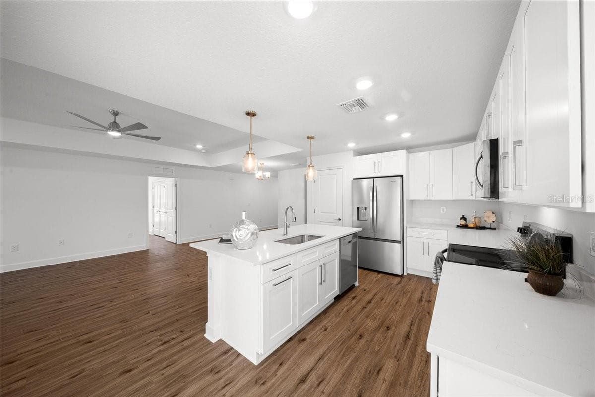 Kitchen & Open-Concept Living Area - 6241 FREEPORT DR, SPRING HILL