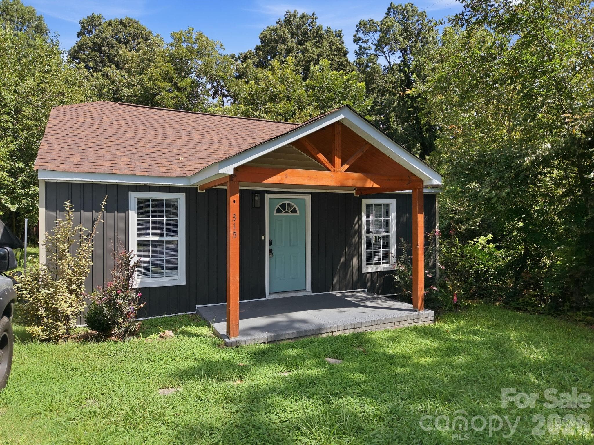 Single Family Residence at 315 Pineview Street, Kannapolis, photo 3 of 35