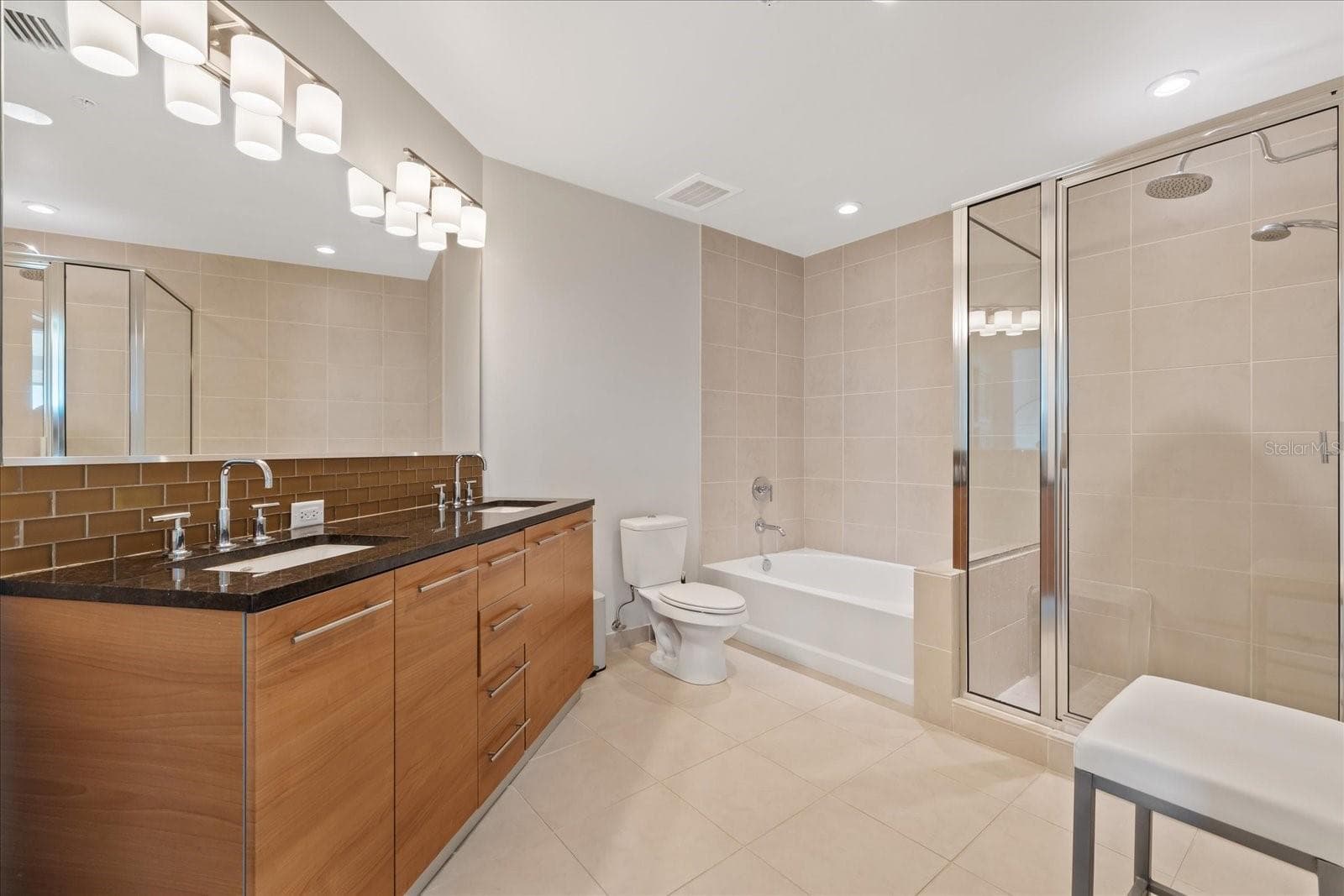 Condominium at 400 4TH AVE S #1004, ST PETERSBURG, photo 32 of 61