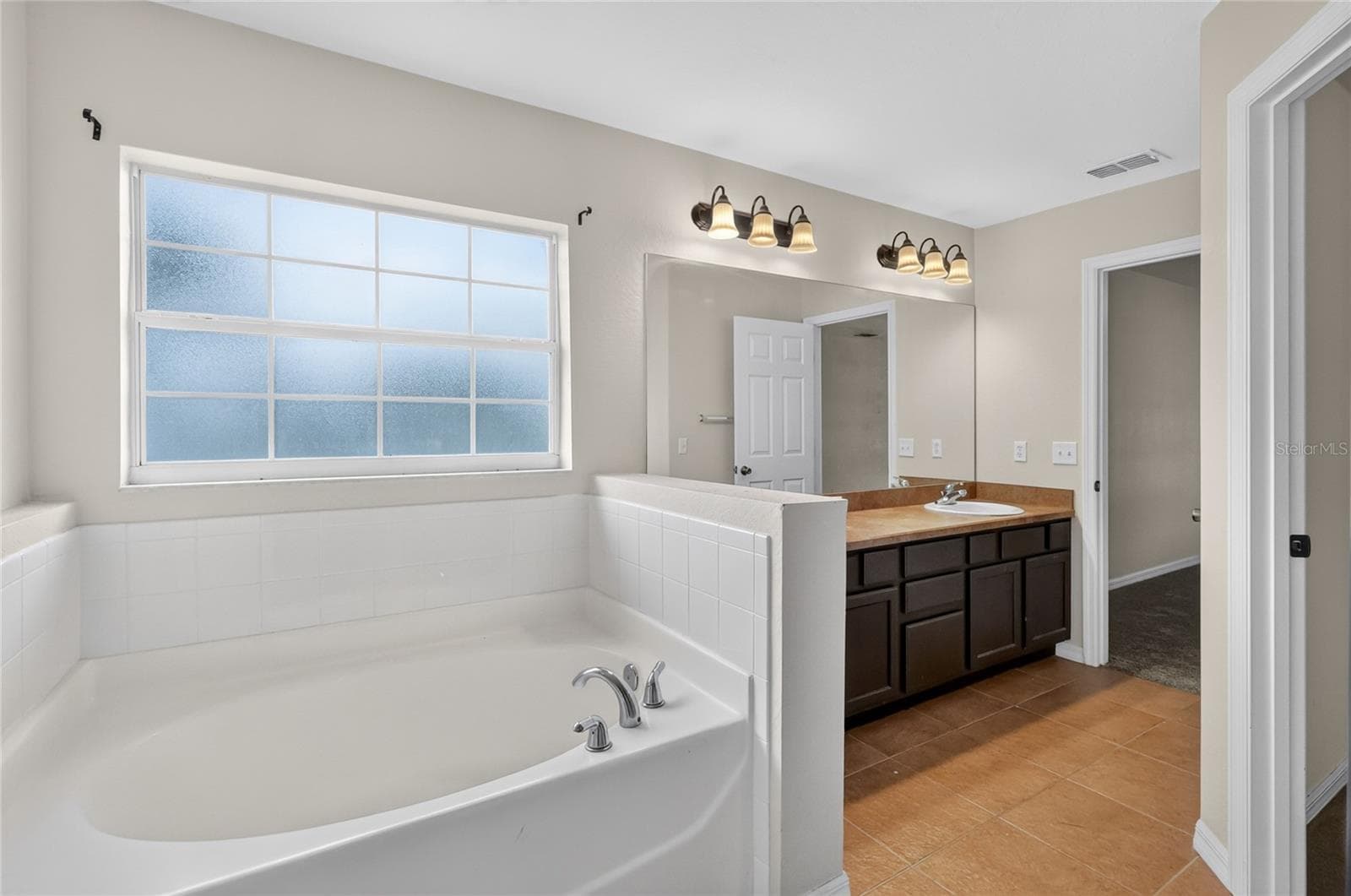 Single Family Residence at 106 MAJESTIC GARDENS CT, WINTER HAVEN, photo 11 of 33