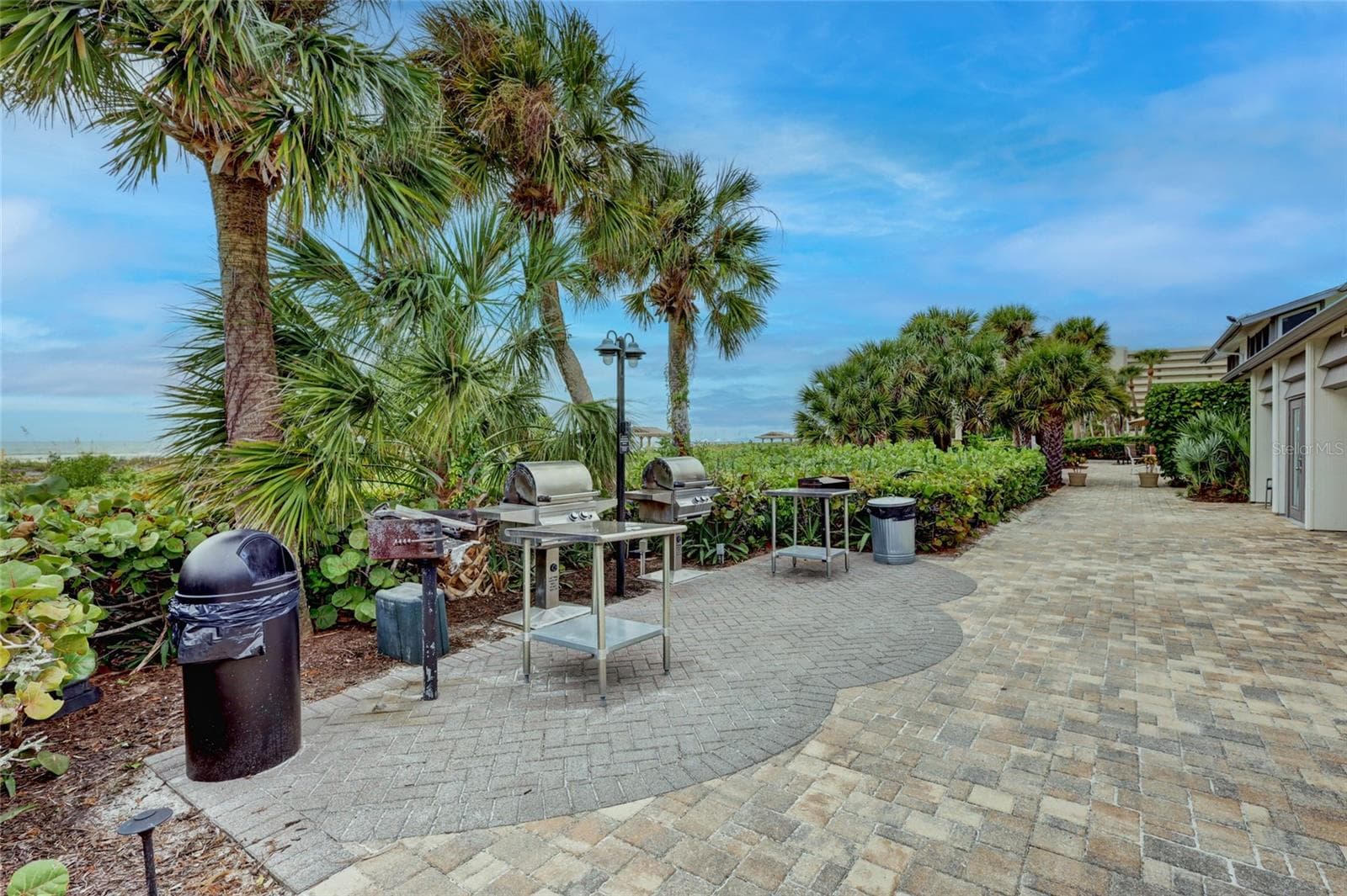 multiple grilling locations - 1141 W PEPPERTREE DR #1141, SARASOTA