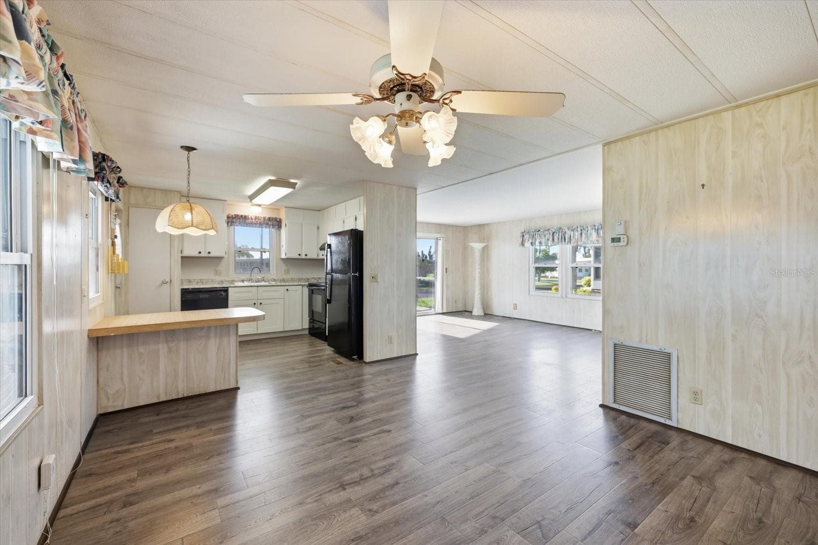 Manufactured Home at 129 NAUTICAL DR, NORTH PORT, photo 7 of 34
