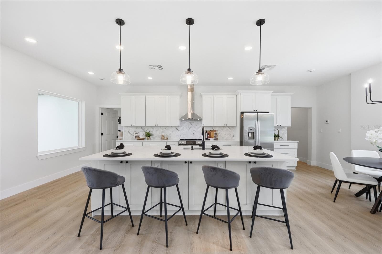 Kitchen island and dining area - 351 E WILDMERE AVE, LONGWOOD