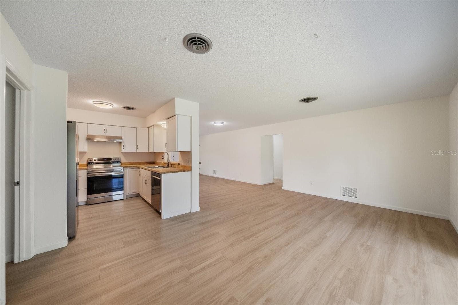 Single Family Residence at 987 QUEEN RD, VENICE, photo 8 of 36
