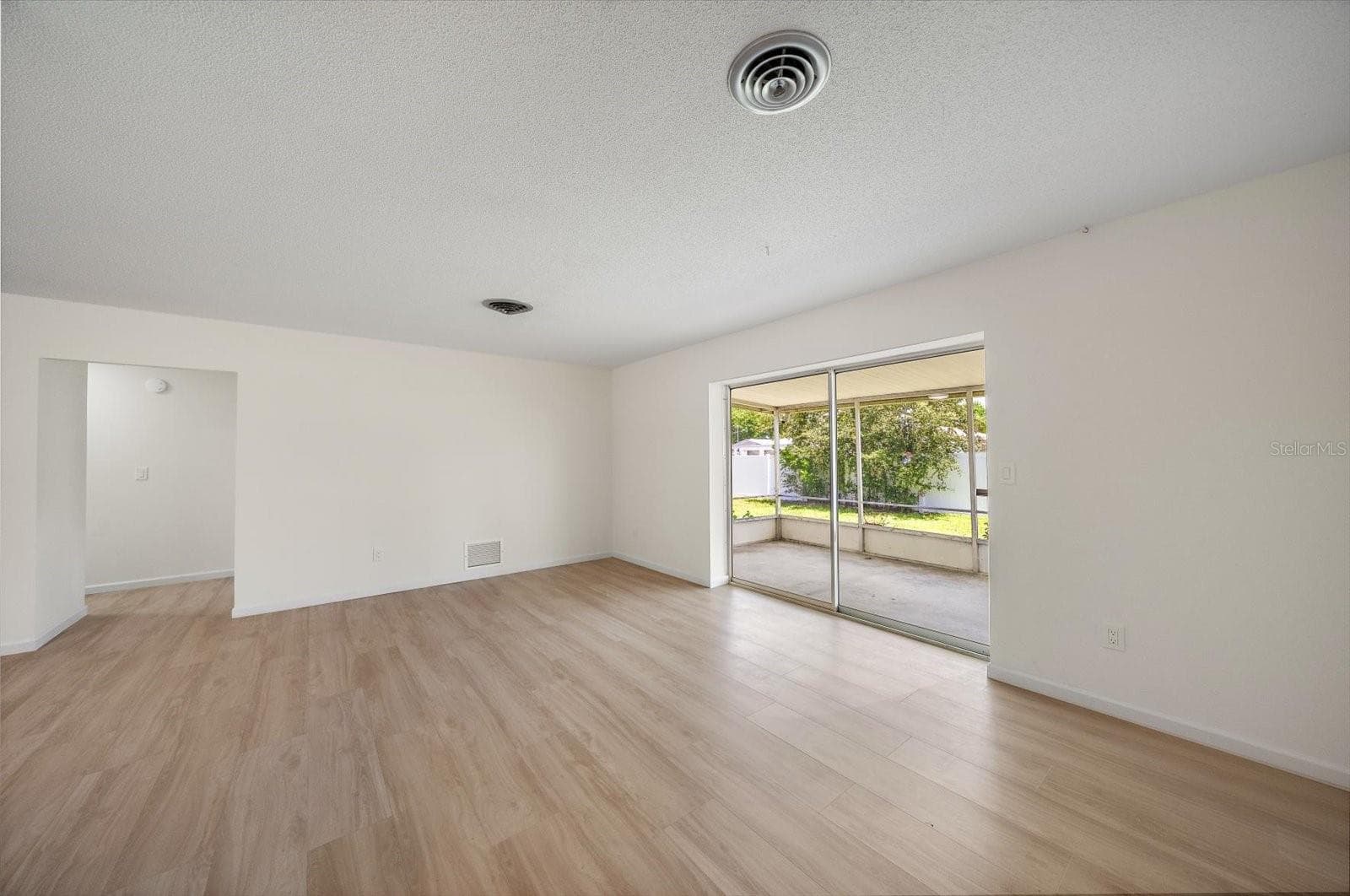Single Family Residence at 987 QUEEN RD, VENICE, photo 10 of 36