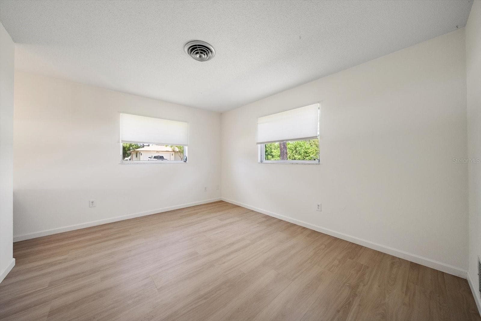 Single Family Residence at 987 QUEEN RD, VENICE, photo 20 of 36