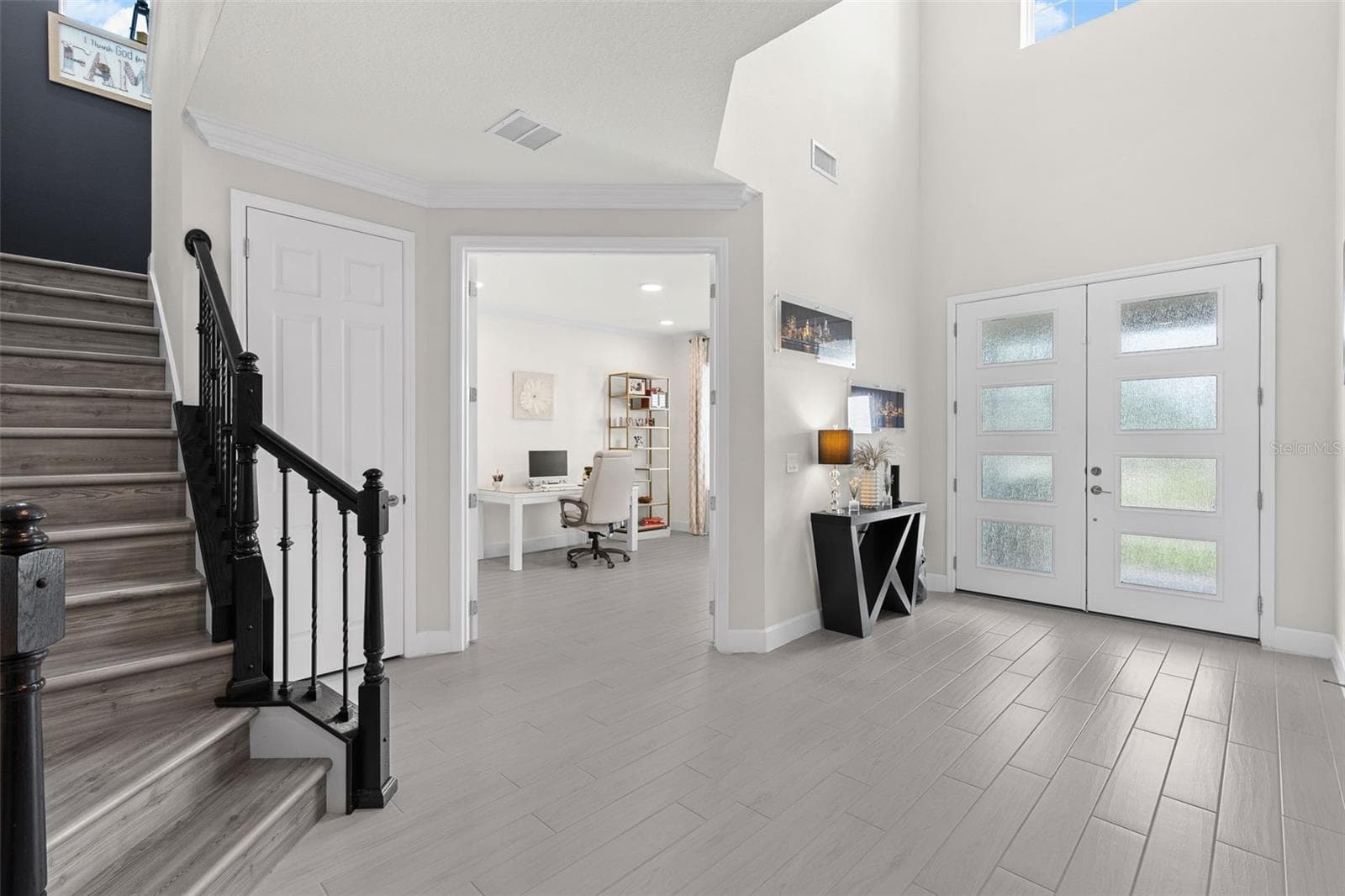 The light filled foyer welcomes you inside. - 3336 LONE CYPRESS PT, OVIEDO