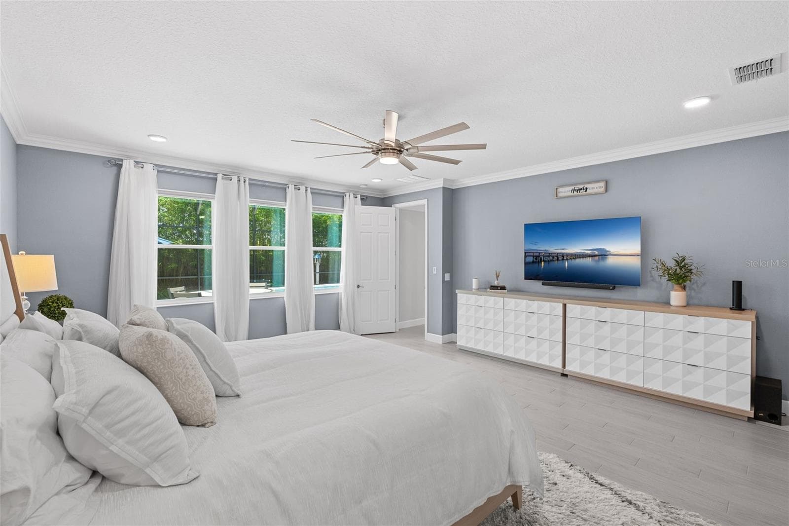 Generous main floor primary suite will quickly become your tranquil retreat. - 3336 LONE CYPRESS PT, OVIEDO