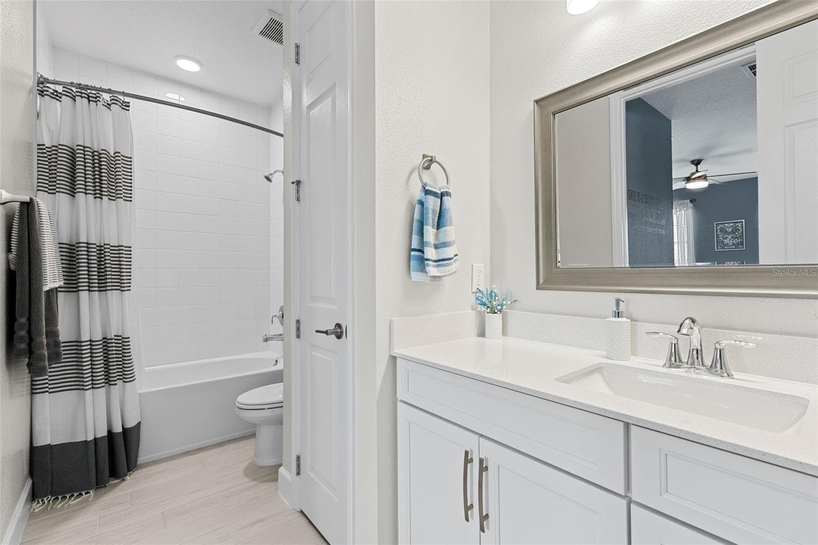 Second full/en-suite bath. - 3336 LONE CYPRESS PT, OVIEDO