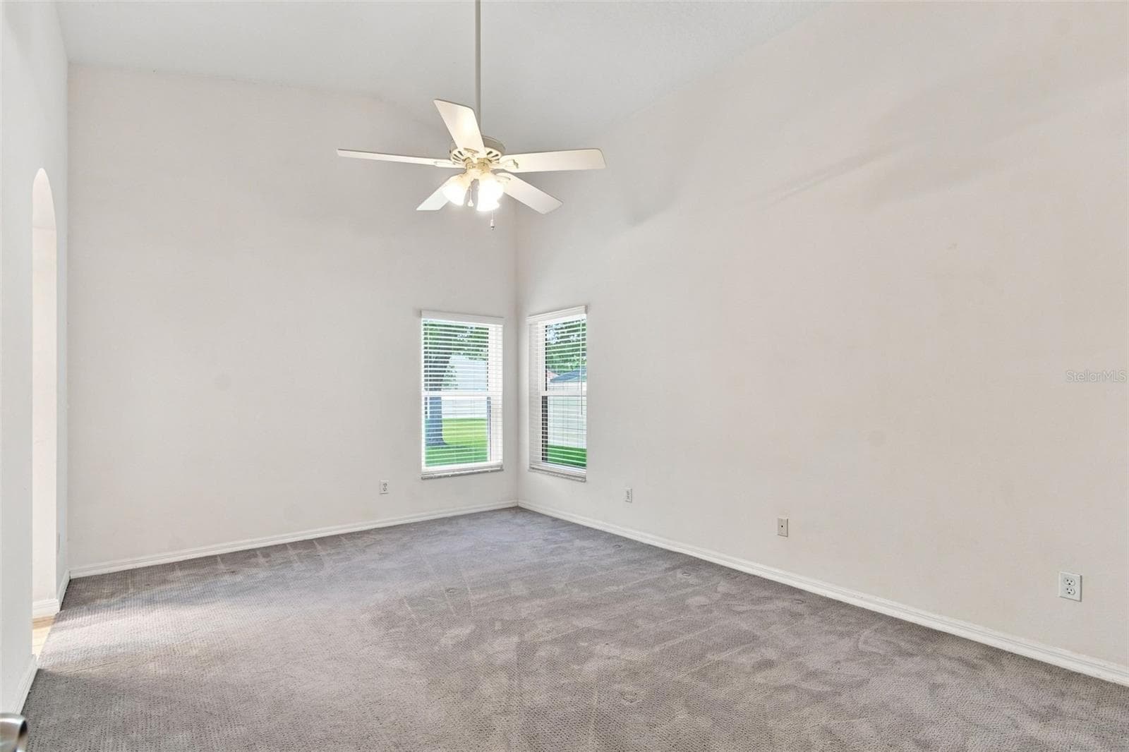 Primary Owner's Suite with Volume Ceiling and Ceiling Fan - 1174 BEECH GROVE WAY, ORLANDO