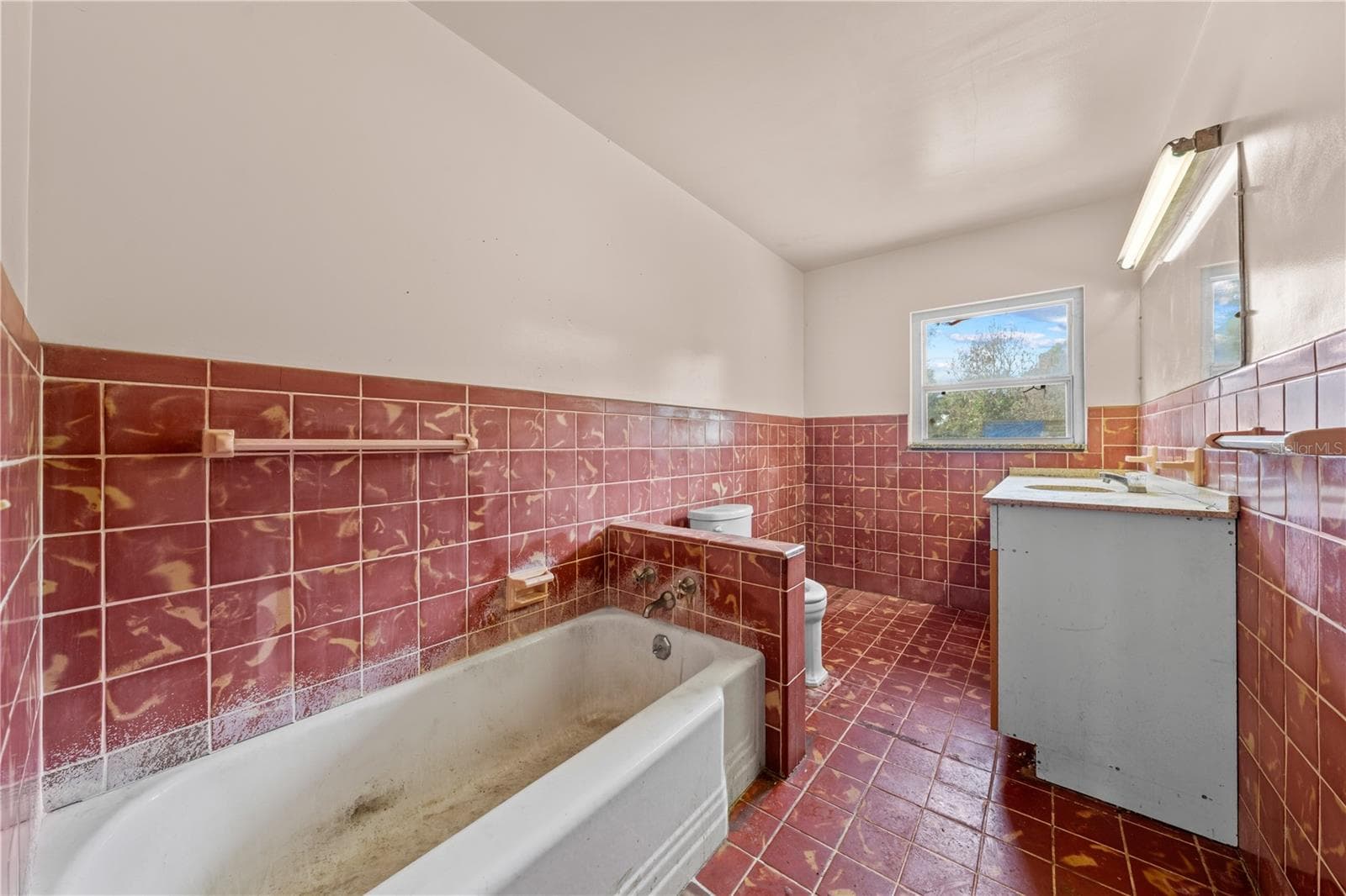 Full Bathroom #1 - 2557 AMES HAVEN RD, KISSIMMEE