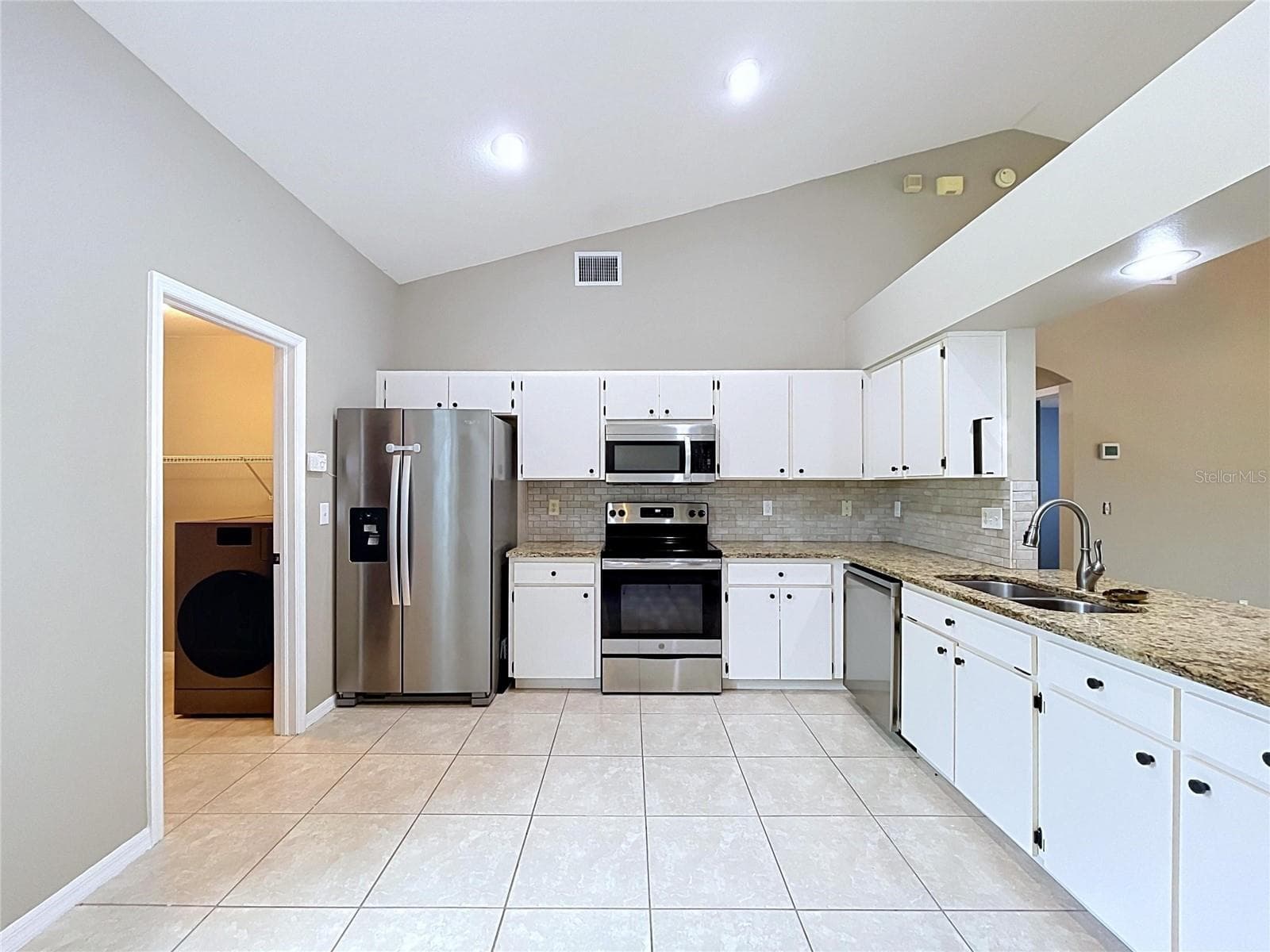 Eat-In Kithchen - 4209 AMBER RIDGE LN, VALRICO