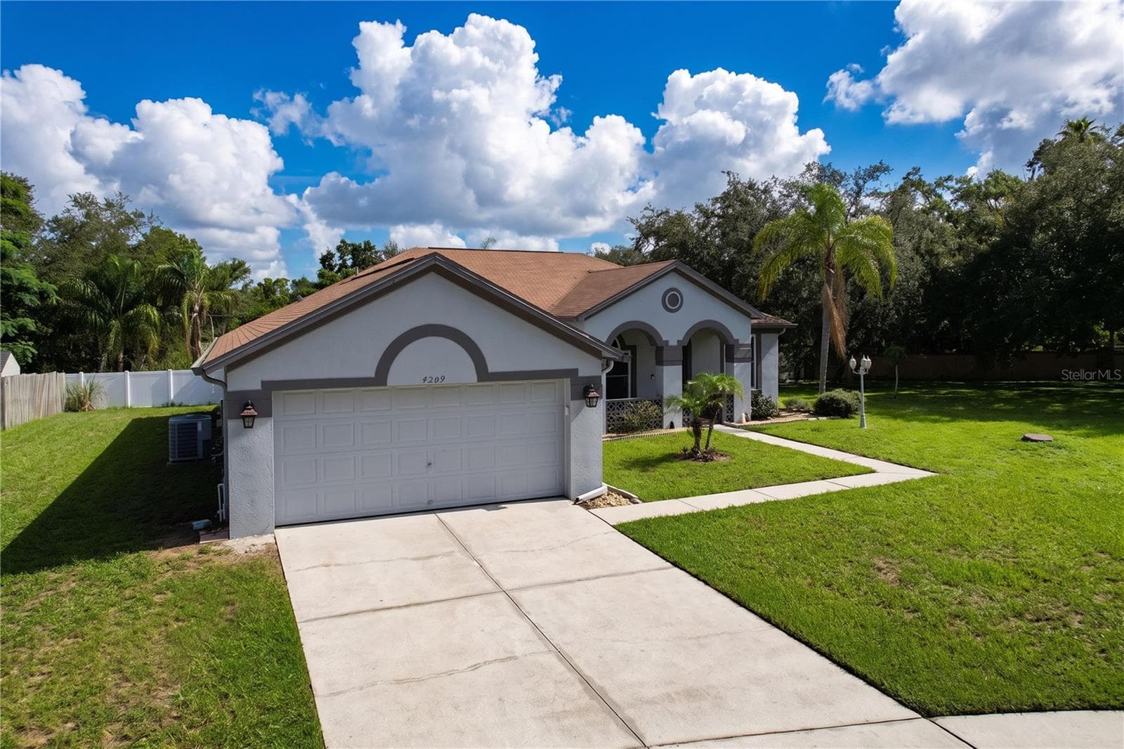 Front of home with large side yard - 4209 AMBER RIDGE LN, VALRICO