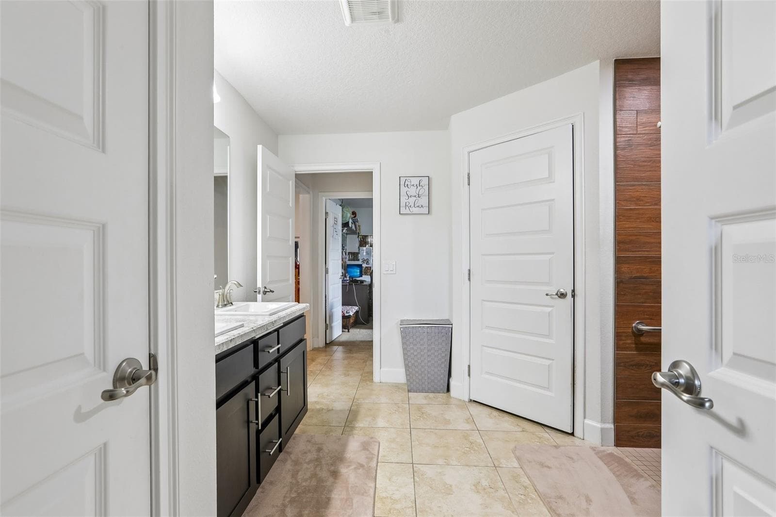 Jack and Jill bathroom - 16214 VINE CLIFF AVE, HUDSON