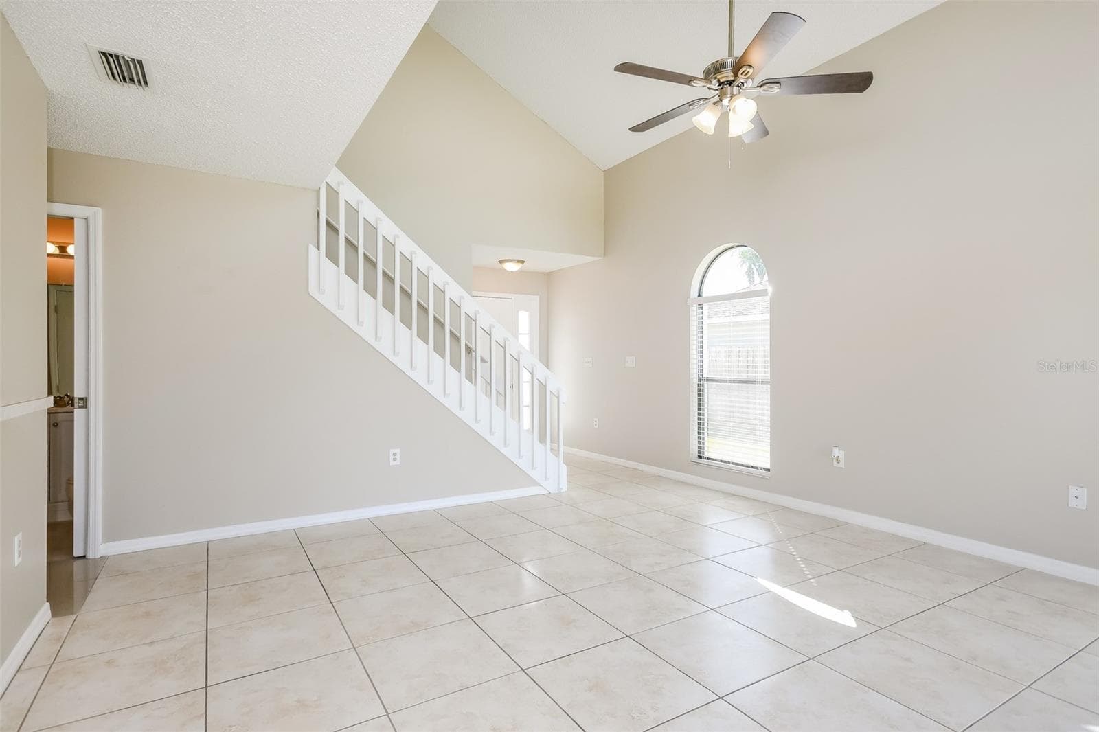 Single Family Residence at 11943 BLACKHEATH CIR, ORLANDO, photo 4 of 15
