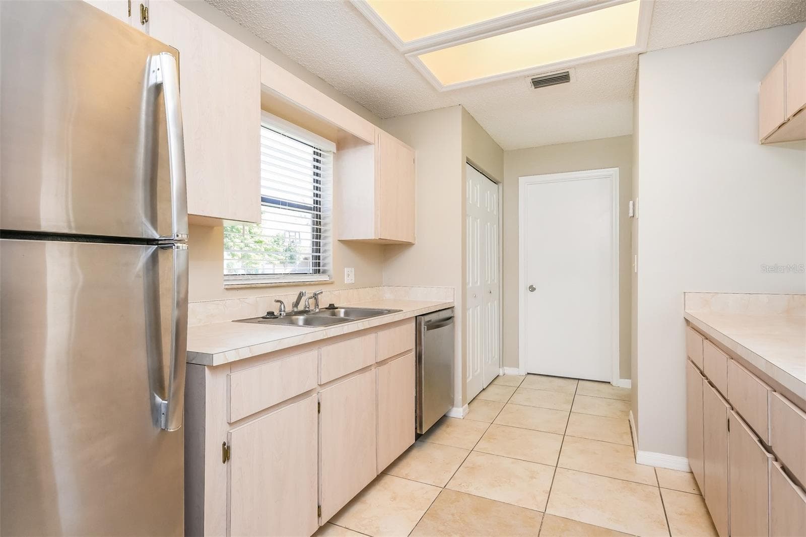 Single Family Residence at 11943 BLACKHEATH CIR, ORLANDO, photo 6 of 15
