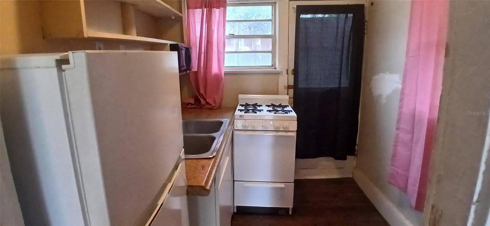 Studio Kitchen with back entrance - 2055 28TH AVE N, ST PETERSBURG