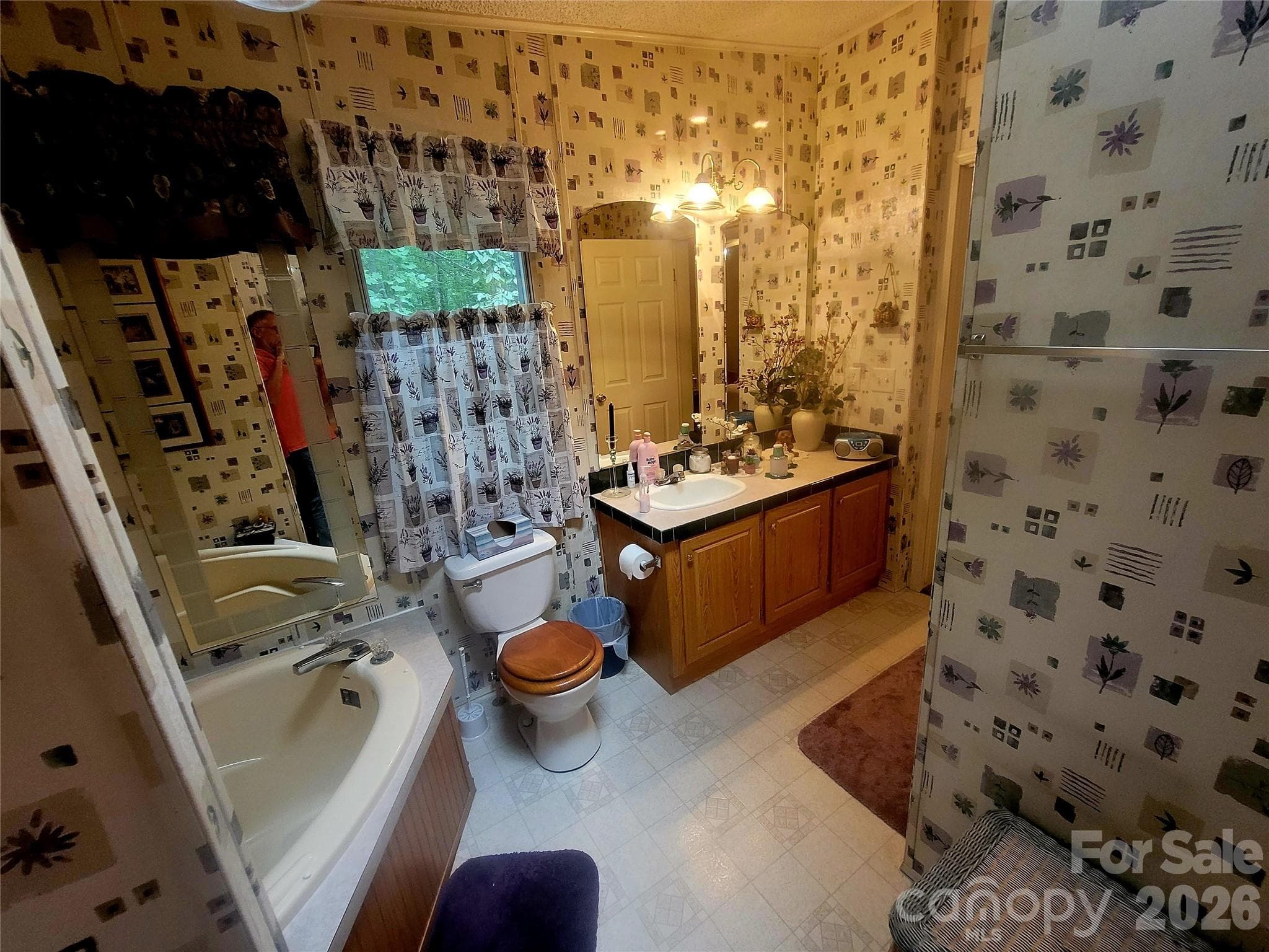 Ensuite primary full bathroom garden tub - 121 Sylvan Drive, Statesville
