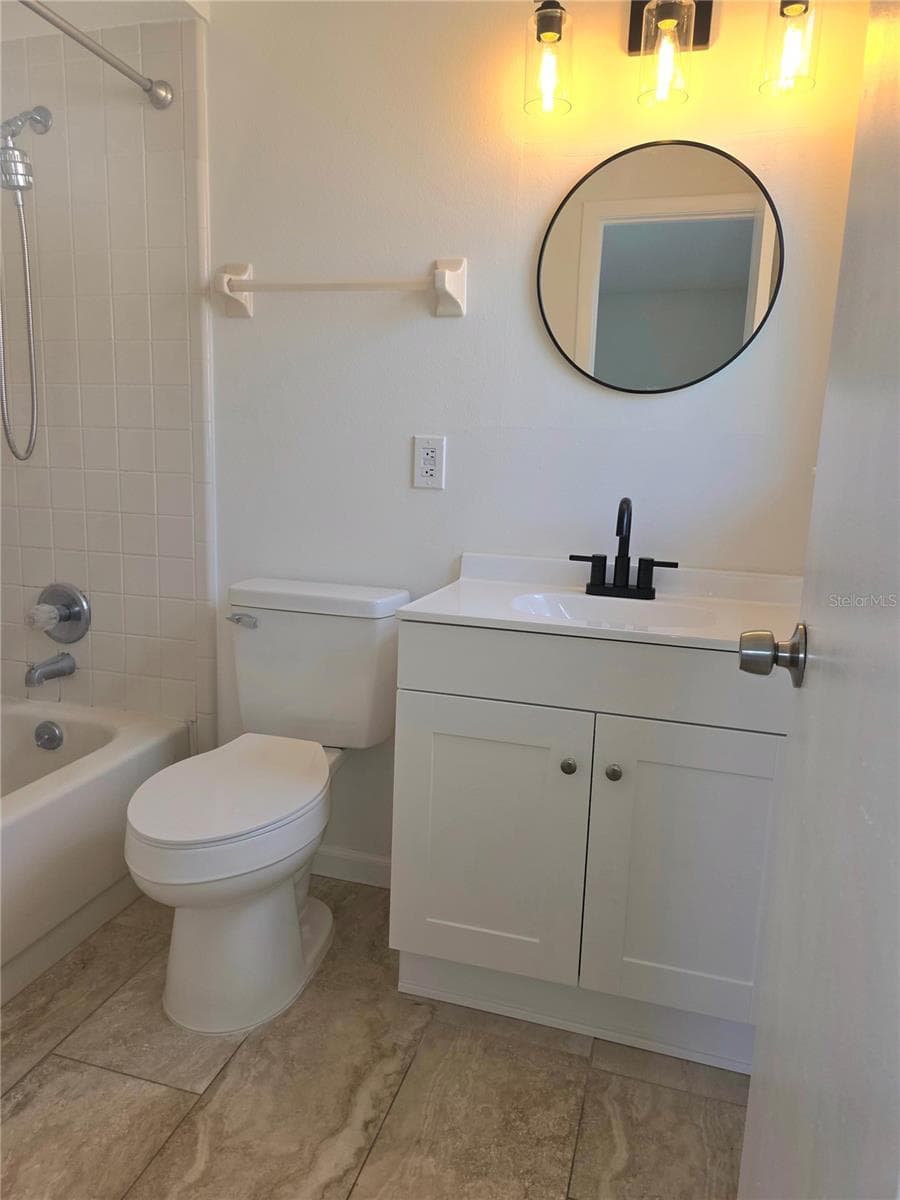Primary Bath in Primary Bedroom - 7626 GOLDEN GLENN DR, ORLANDO
