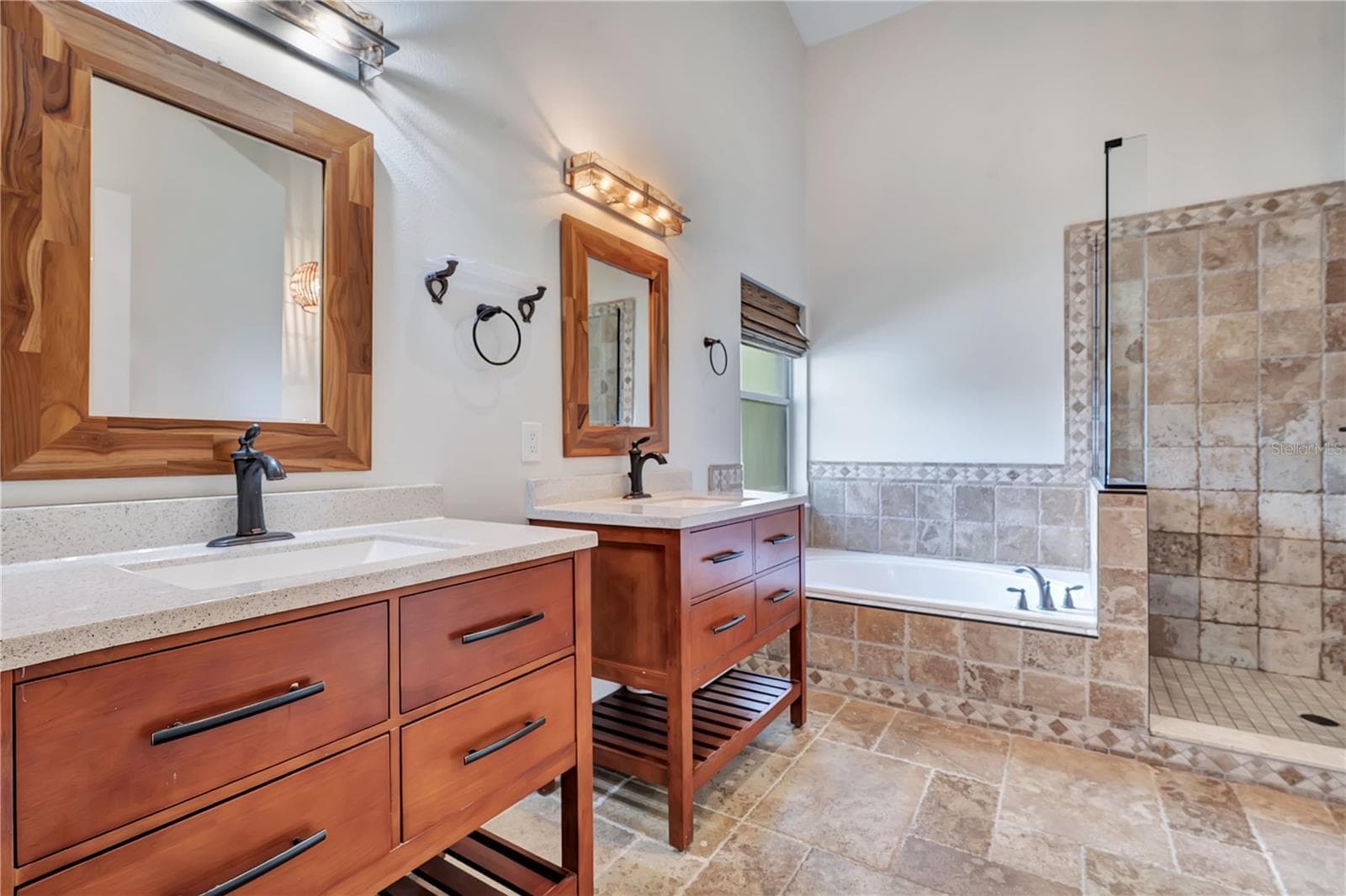 Primary Ensuite with dual sinks - 836 ELM FOREST DR, MINNEOLA