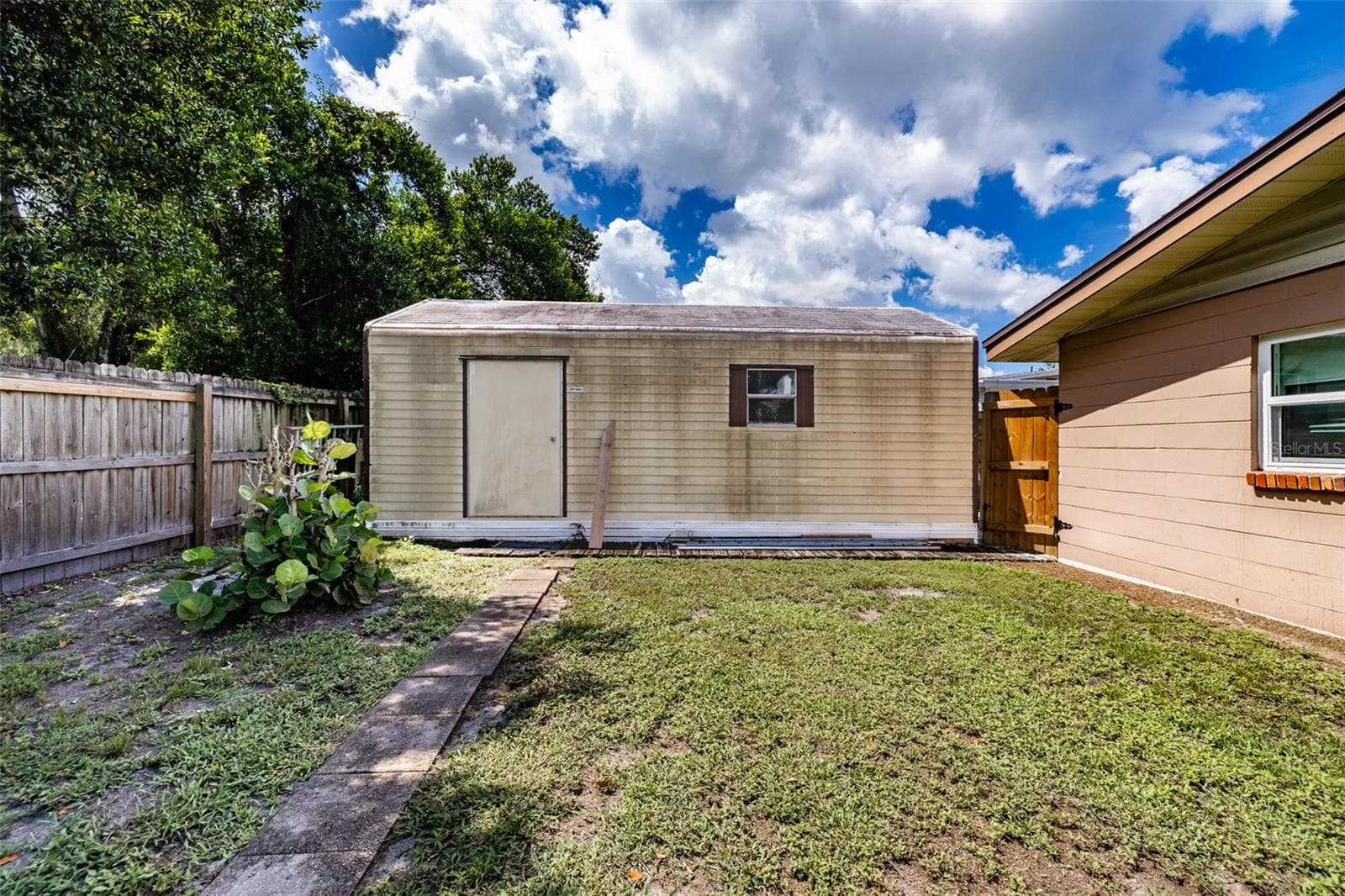 Storage shed - 1205 W CAMELLIA DR, BRANDON